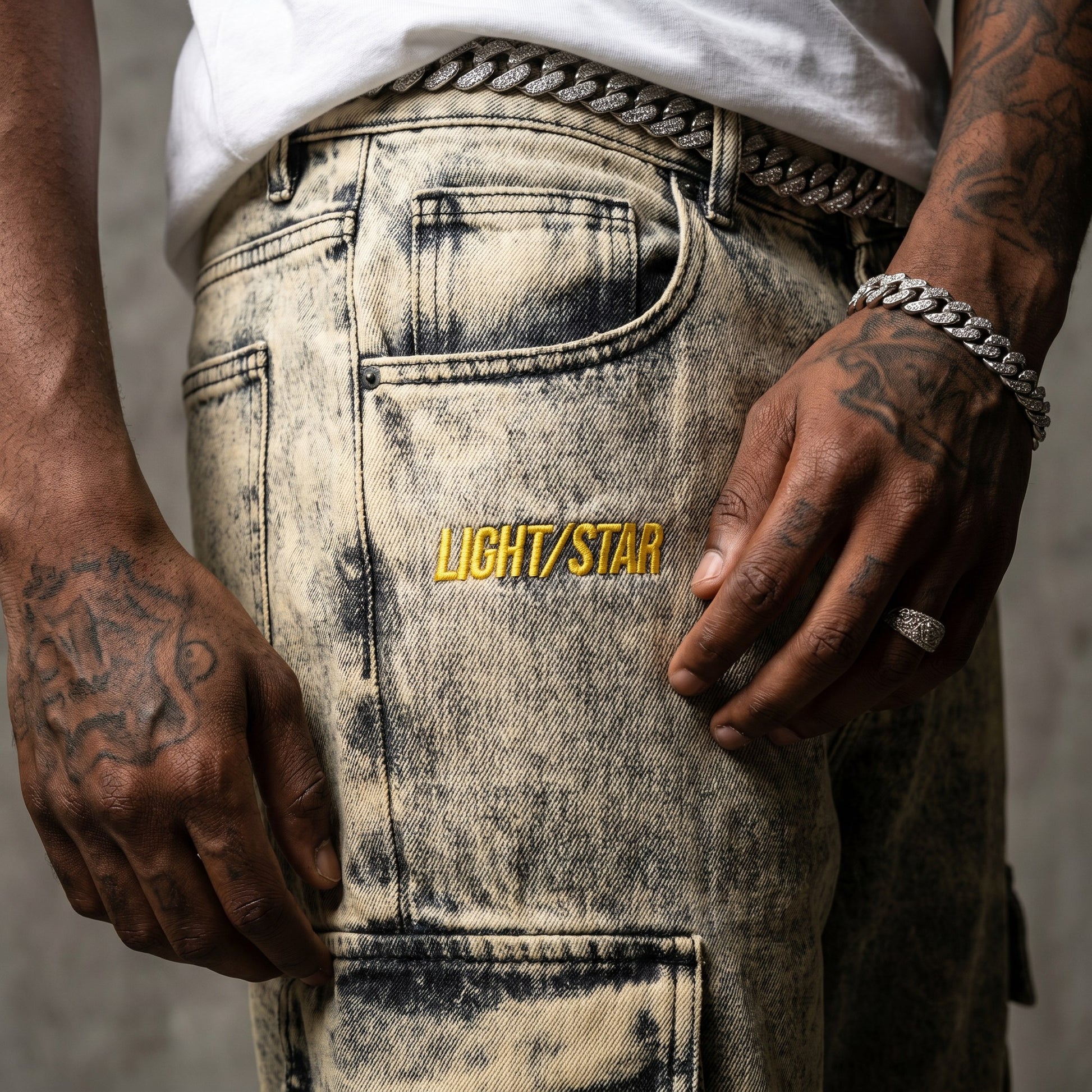 Distressed Baggy Jean Bleach Wash detail