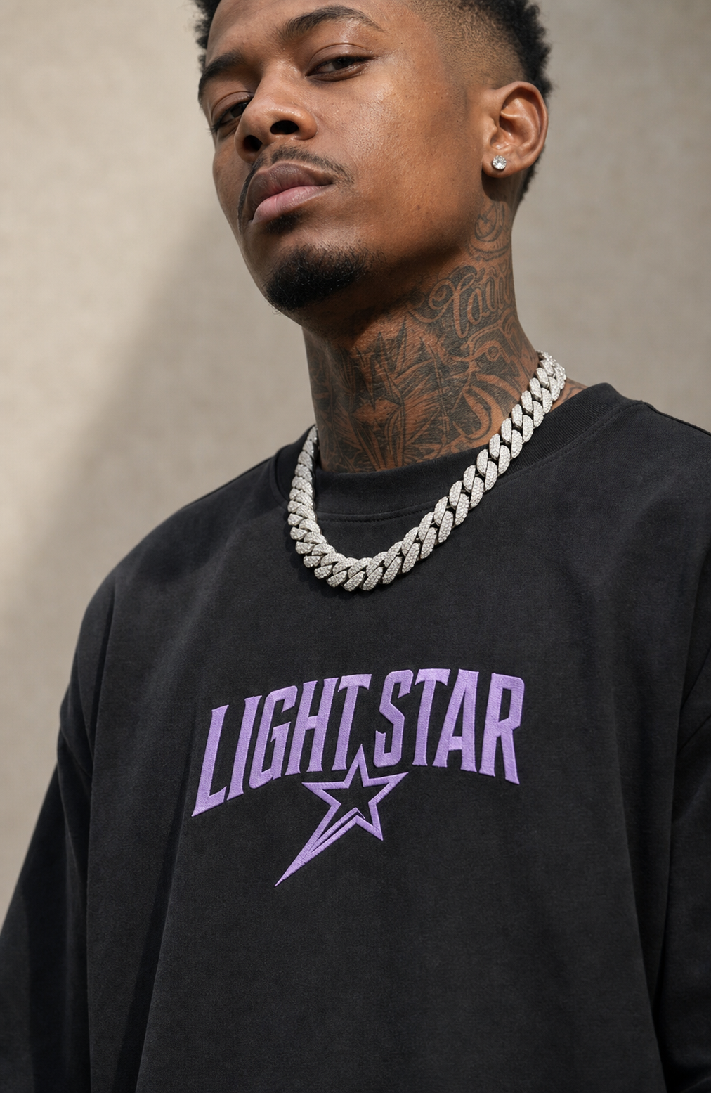 Globe Tee Black / Lilac detail